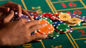 879ph Live Casino dealer streaming to a Filipino player's smartphone